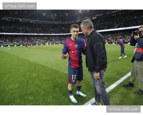 弗里克换下卡萨多决策遭西媒批评 巴萨惨败马竞暴露临场指挥短板