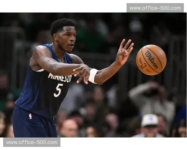 爱德华兹三分球13投7中外线精准 森林狼得分手段多样化